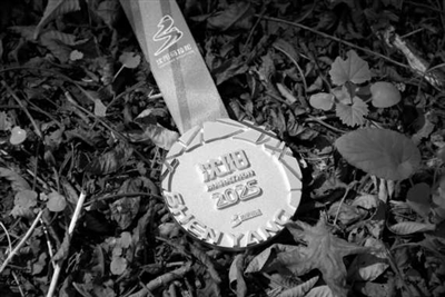 棱角藏锋, 相聚沈阳, 牌的映衬下 棱角藏锋, 相聚沈阳, 牌的映衬下