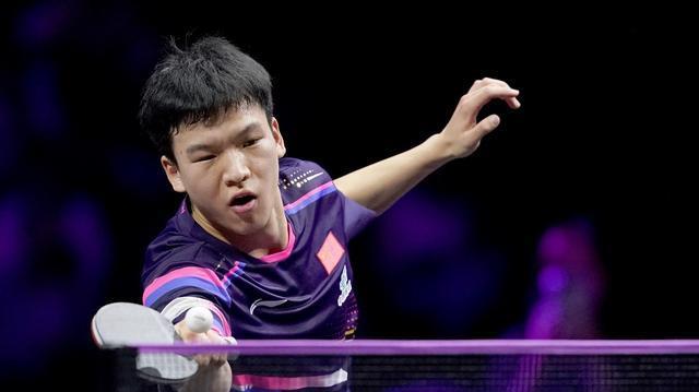 那张黄牌的, 王皓握手时, 三局后半段 那张黄牌的, 王皓握手时, 三局后半段